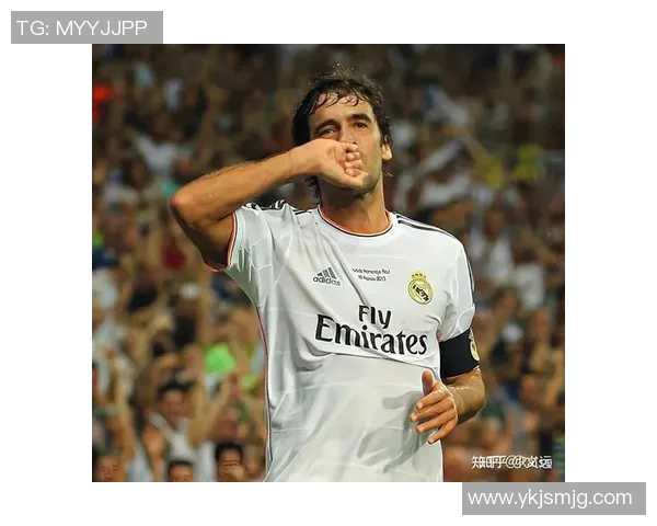 足球明星激情舞动庆祝瞬间展现球场魅力与热情的完美结合